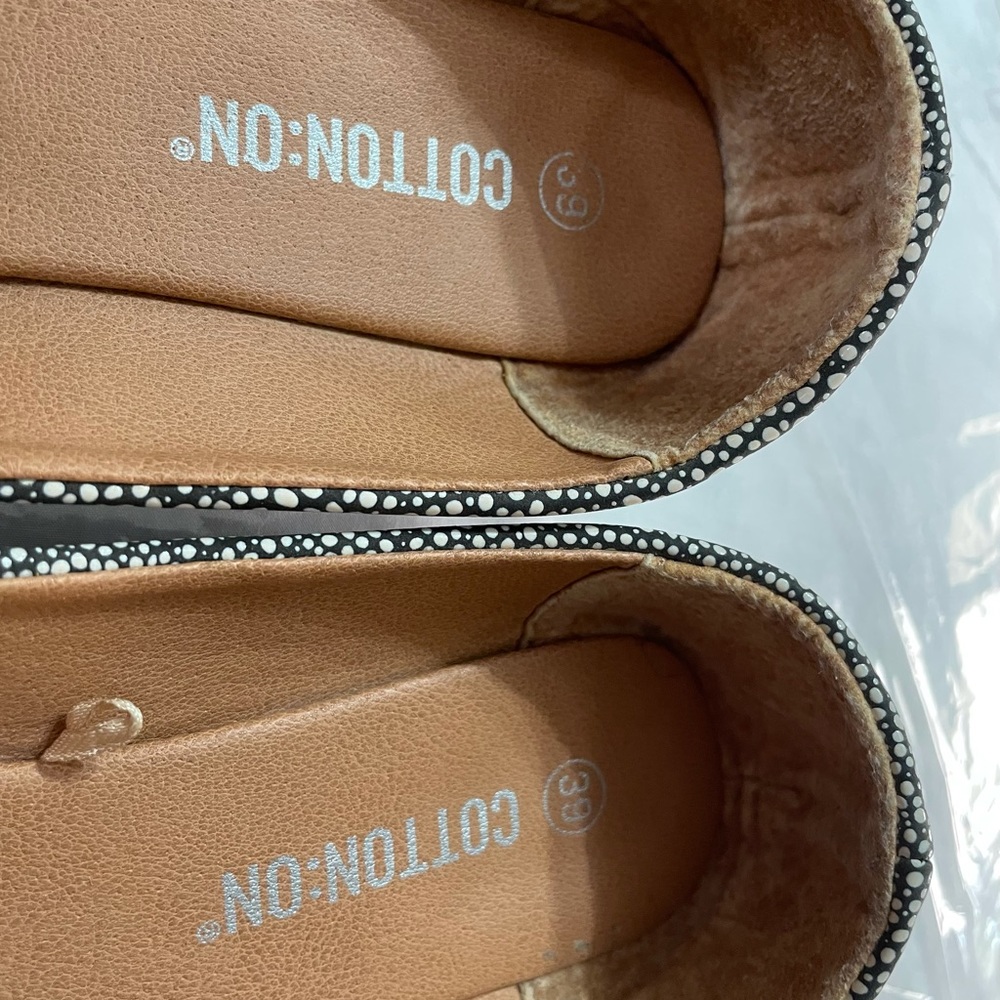 Like-New Black and White Flats - Picture 4 of 6
